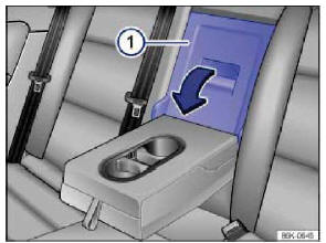 Şek. 97 Arka koltuk sırtlığı: Bagaj erişim kapağının açılması.